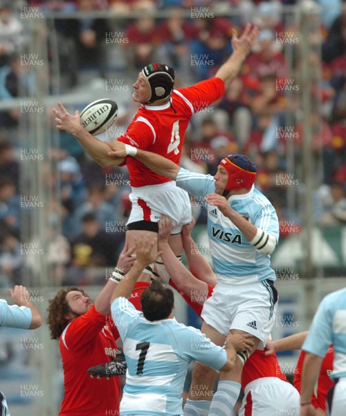 17.06.06. ARGENTINA V WALES,Velez Sarsfield, Buenos Aires  Ian Gough beats Rimas Alvarez Kairelis to lineout ball  