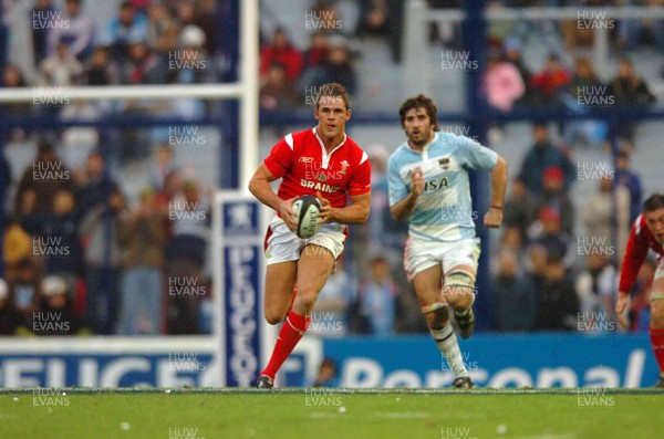 17.06.06. ARGENTINA V WALES,Velez Sarsfield, Buenos Aires  Lee Byrne runs in to score his try  