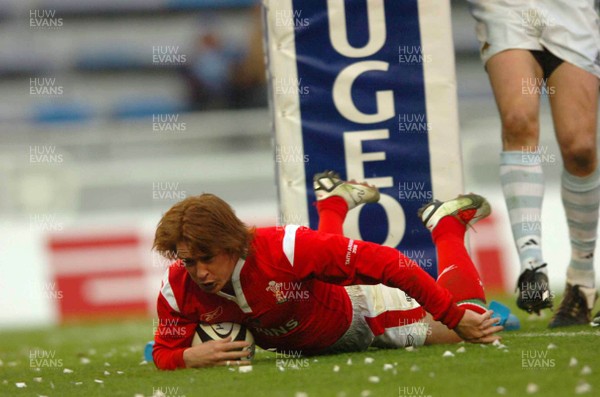 17.06.06. ARGENTINA V WALES,Velez Sarsfield, Buenos Aires  Shane Williams scores his try  