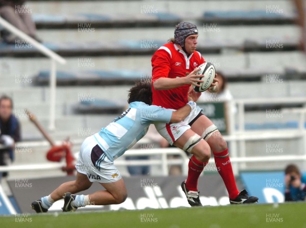 17.06.06. ARGENTINA V WALES,Velez Sarsfield, Buenos Aires  Alun Wyn Jones is tackled by Augustin Pichot  