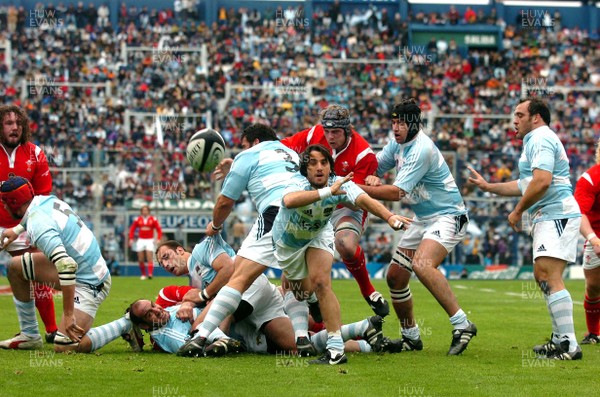 17.06.06. ARGENTINA V WALES,Velez Sarsfield, Buenos Aires  Augustin Pichot feeds the ball out  