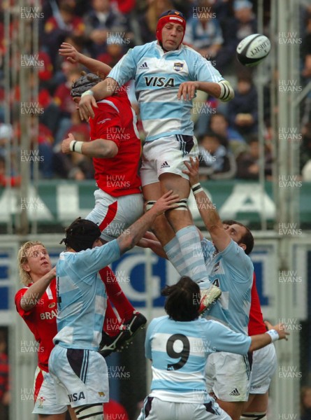 17.06.06. ARGENTINA V WALES,Velez Sarsfield, Buenos Aires  Rimas Alvarez Kairelis beats Alun Wyn Jones to lineout ball  