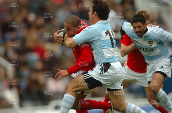 17.06.06. ARGENTINA V WALES,Velez Sarsfield, Buenos Aires  Gavin Thomas is caught by Martin Schusterman  