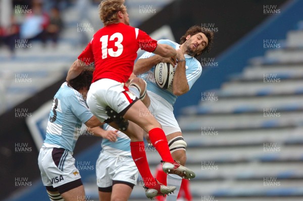 17.06.06. ARGENTINA V WALES,Velez Sarsfield, Buenos Aires  Martin Durand wins ball from Jamie Robinson  