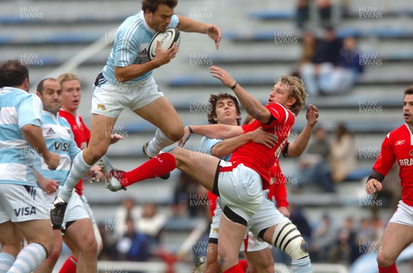17.06.06. ARGENTINA V WALES,Velez Sarsfield, Buenos Aires  Jamie Robinson can't stop Juan Martin Hernandez jumping through  