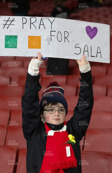290119 -  Arsenal v Cardiff City, Premier League - A young Arsenal fan pays tribute to Emiliano Sala ahead of the start of the match