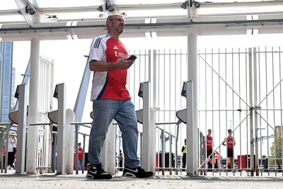 160826 - Arsenal v Manchester City - FA Community Shield - Fans outside the stadium before the game