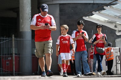 160826 - Arsenal v Manchester City - FA Community Shield - Fans outside the stadium before the game