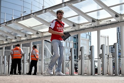 160826 - Arsenal v Manchester City - FA Community Shield - Fans outside the stadium before the game