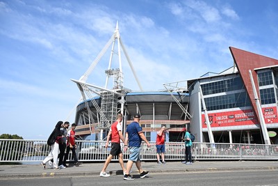 160826 - Arsenal v Manchester City - FA Community Shield - Fans outside the stadium before the game