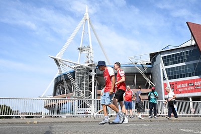 160826 - Arsenal v Manchester City - FA Community Shield - Fans outside the stadium before the game