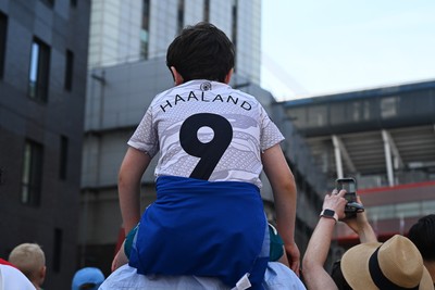 160826 - Arsenal v Manchester City - FA Community Shield - Fans outside the stadium before the game
