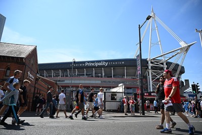 160826 - Arsenal v Manchester City - FA Community Shield - Fans outside the stadium before the game