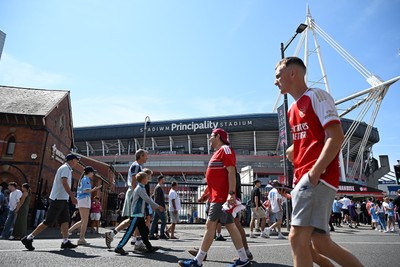 160826 - Arsenal v Manchester City - FA Community Shield - Fans outside the stadium before the game