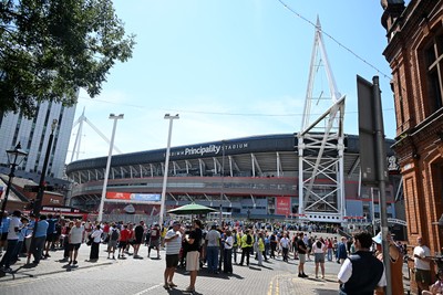 160826 - Arsenal v Manchester City - FA Community Shield - Fans outside the stadium before the game