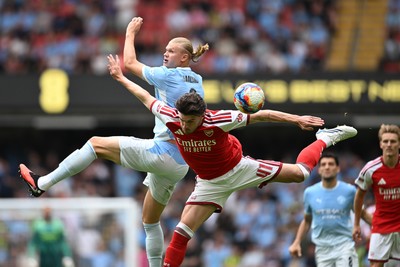 160826 - Arsenal v Manchester City - FA Community Shield - Erling Haaland of Manchester City is challenged by Declan Rice of Arsenal