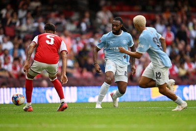 160826 - Arsenal v Manchester City - FA Community Shield - Antoine Semenyo of Manchester City is challenged by Piero Hincapie of Arsenal