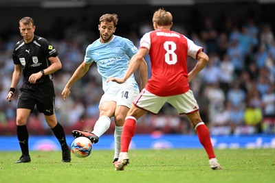 160826 - Arsenal v Manchester City - FA Community Shield - Nico Gonzalez of Manchester City is challenged by Martin Odegaard of Arsenal