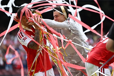 160826 - Arsenal v Manchester City - FA Community Shield - Kepa Arrizabalaga of Arsenal puts confetti into Gabriel of Arsenal’s face