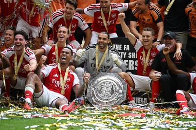 160826 - Arsenal v Manchester City - FA Community Shield - Arsenal players celebrate after lifting the community shield