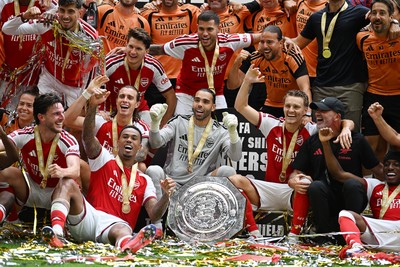160826 - Arsenal v Manchester City - FA Community Shield - Arsenal players celebrate after lifting the community shield