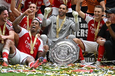 160826 - Arsenal v Manchester City - FA Community Shield - Arsenal players celebrate after lifting the community shield