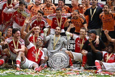 160826 - Arsenal v Manchester City - FA Community Shield - Arsenal players celebrate after lifting the community shield