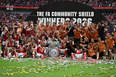 160826 - Arsenal v Manchester City - FA Community Shield - Arsenal players celebrate after lifting the community shield