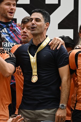 160826 - Arsenal v Manchester City - FA Community Shield - Mikel Arteta, Arsenal Manager celebrates at full time