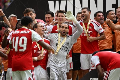 160826 - Arsenal v Manchester City - FA Community Shield - Arsenal players celebrate lifting the community shield