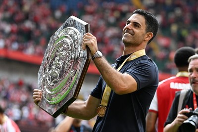 160826 - Arsenal v Manchester City - FA Community Shield - Mikel Arteta, Arsenal Manager lifts the community shield