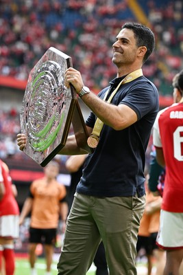 160826 - Arsenal v Manchester City - FA Community Shield - Mikel Arteta, Arsenal Manager lifts the community shield