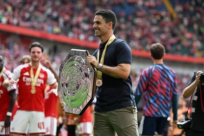 160826 - Arsenal v Manchester City - FA Community Shield - Mikel Arteta, Arsenal Manager lifts the community shield