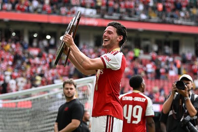 160826 - Arsenal v Manchester City - FA Community Shield - Declan Rice of Arsenal lifts the community shield