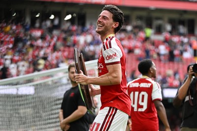 160826 - Arsenal v Manchester City - FA Community Shield - Declan Rice of Arsenal lifts the community shield
