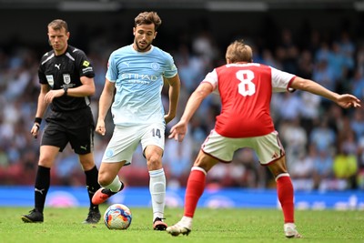 160826 - Arsenal v Manchester City - FA Community Shield - Nico Gonzalez of Manchester City is challenged by Martin Odegaard of Arsenal