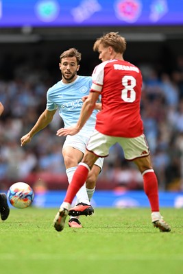 160826 - Arsenal v Manchester City - FA Community Shield - Nico Gonzalez of Manchester City is challenged by Martin Odegaard of Arsenal
