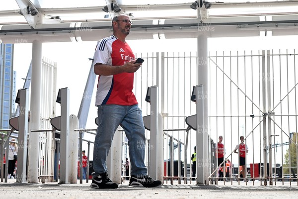160826 - Arsenal v Manchester City - FA Community Shield - Fans outside the stadium before the game