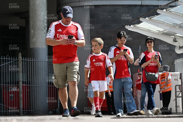 160826 - Arsenal v Manchester City - FA Community Shield - Fans outside the stadium before the game