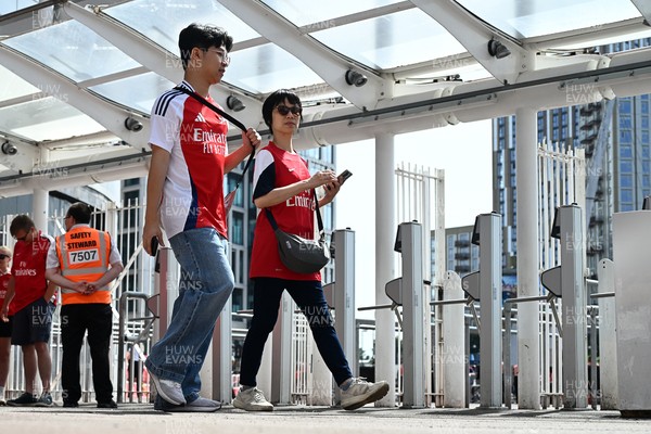 160826 - Arsenal v Manchester City - FA Community Shield - Fans outside the stadium before the game