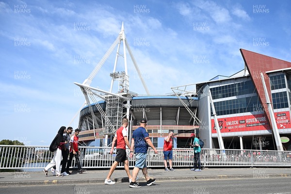 160826 - Arsenal v Manchester City - FA Community Shield - Fans outside the stadium before the game