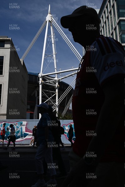 160826 - Arsenal v Manchester City - FA Community Shield - Fans outside the stadium before the game