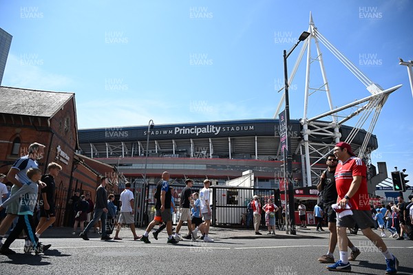 160826 - Arsenal v Manchester City - FA Community Shield - Fans outside the stadium before the game