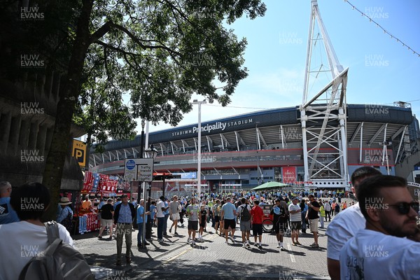 160826 - Arsenal v Manchester City - FA Community Shield - Fans outside the stadium before the game