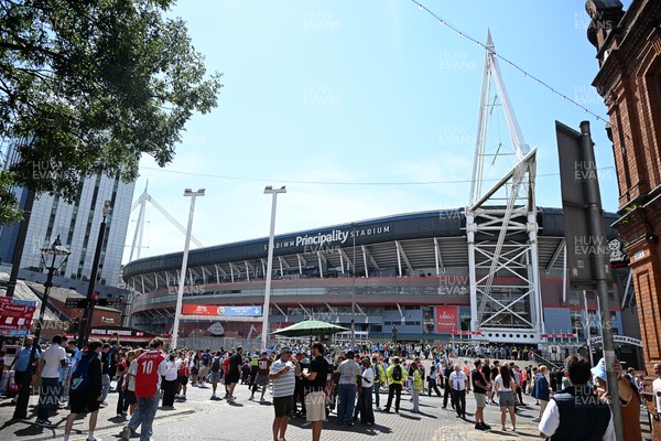 160826 - Arsenal v Manchester City - FA Community Shield - Fans outside the stadium before the game