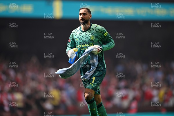 160826 - Arsenal v Manchester City - FA Community Shield - Gianluigi Donnarumma of Manchester City
