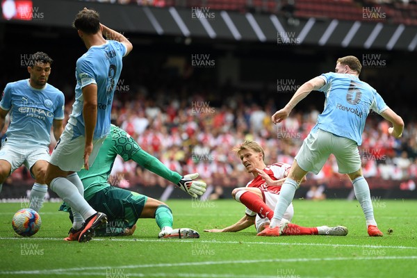 160826 - Arsenal v Manchester City - FA Community Shield - Martin Odegaard of Arsenal has a shot at goal
