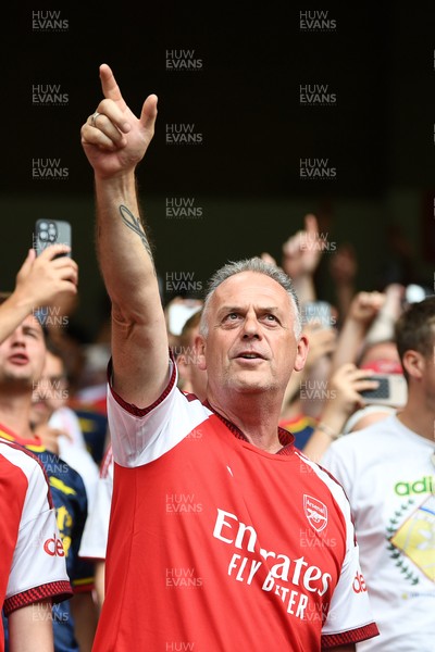 160826 - Arsenal v Manchester City - FA Community Shield - Arsenal fans celebrate the win at full time