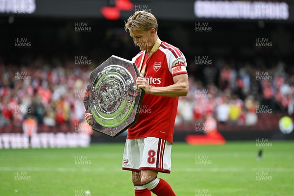 160826 - Arsenal v Manchester City - FA Community Shield - Martin Odegaard of Arsenal with the Community shield