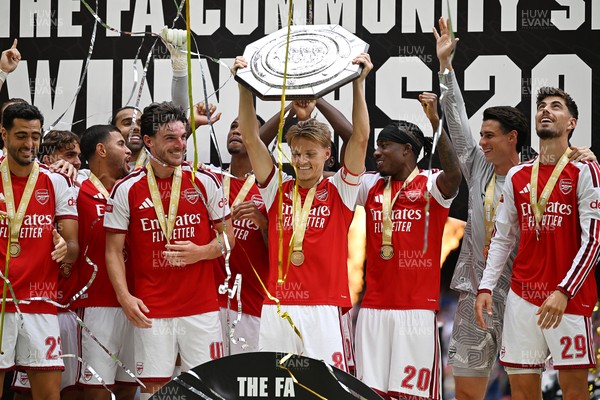 160826 - Arsenal v Manchester City - FA Community Shield - Arsenal players celebrate lifting the community shied